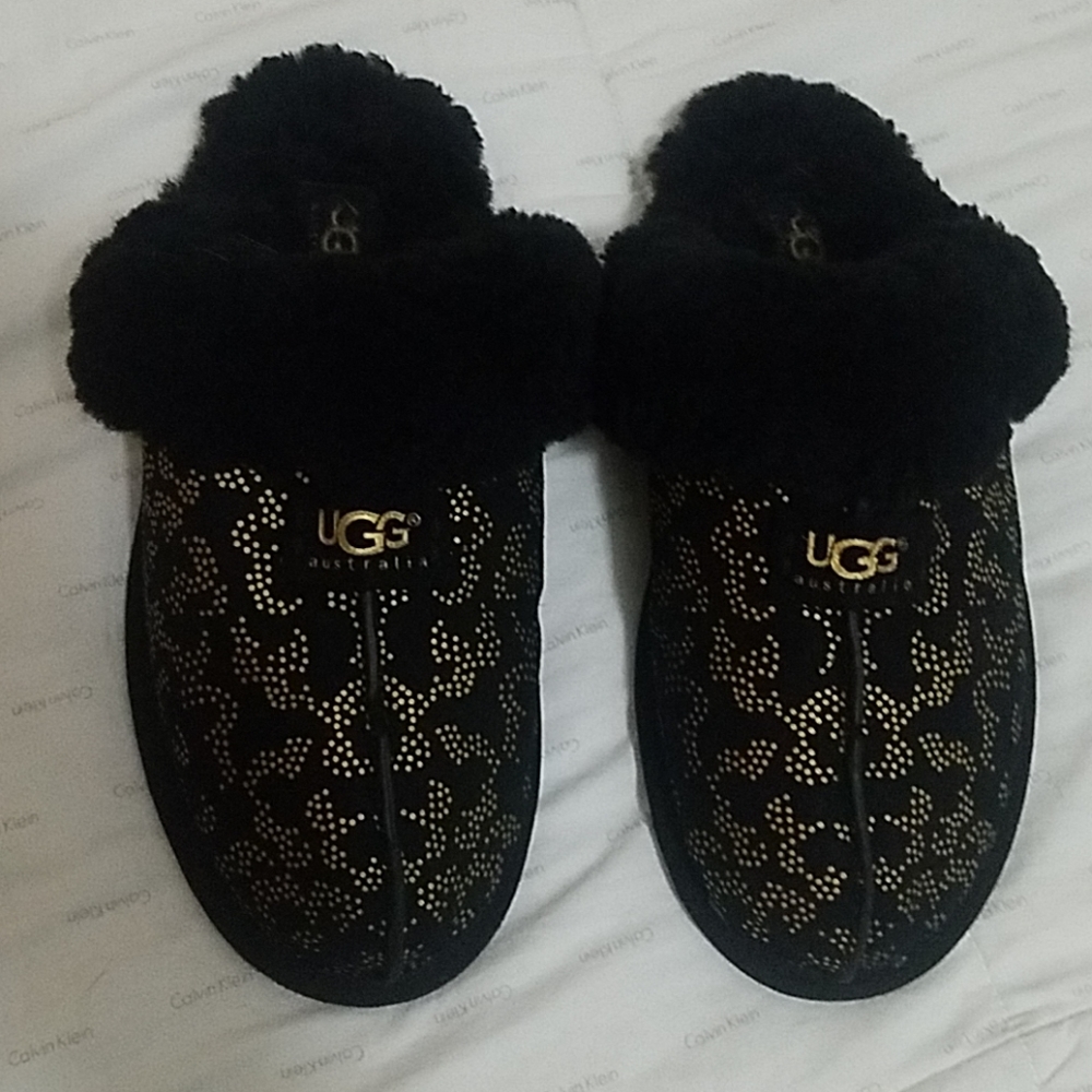 UGG SLIPPERS  ECXELLENT CONDITION
